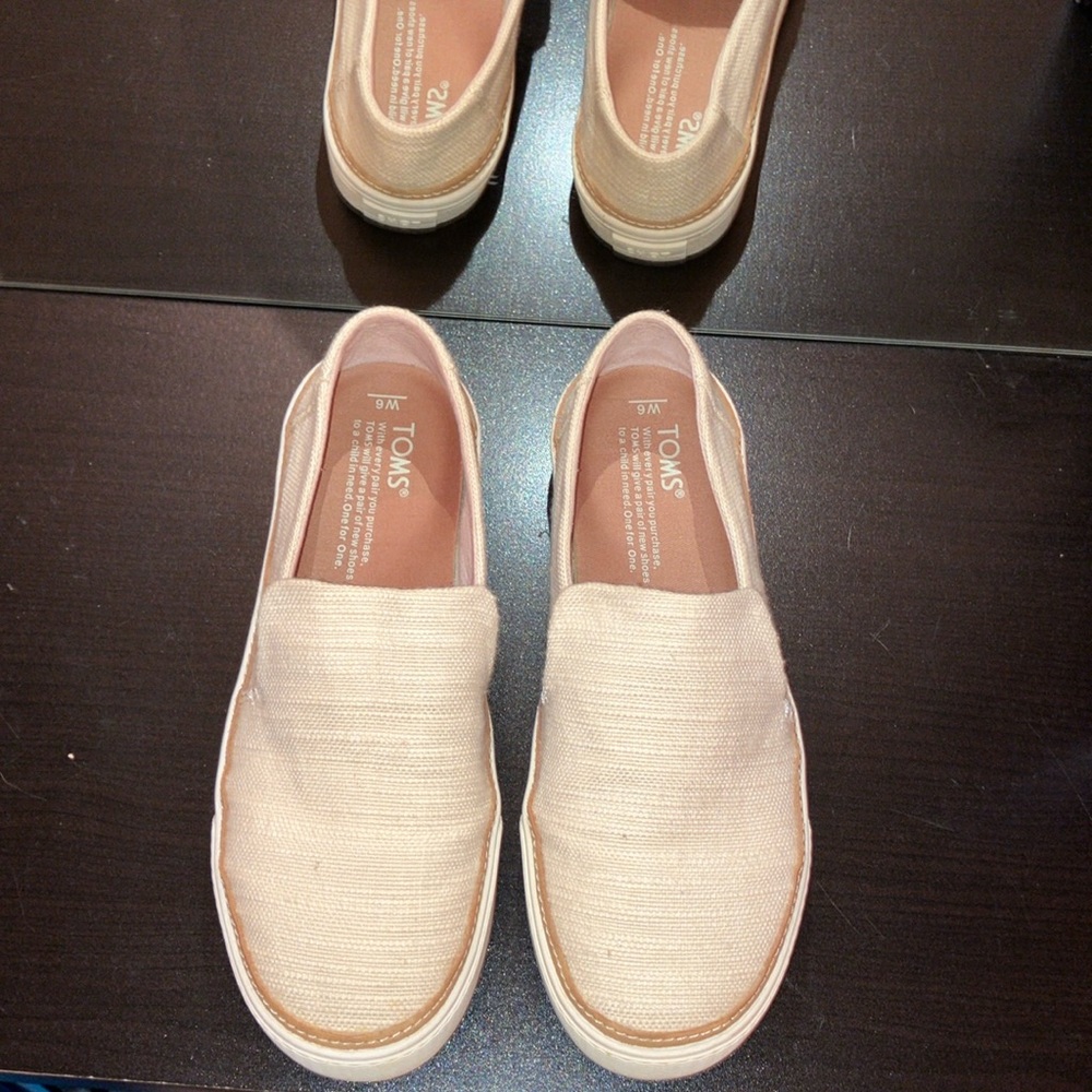 Tom’s slip on with thick heel New tan size W6